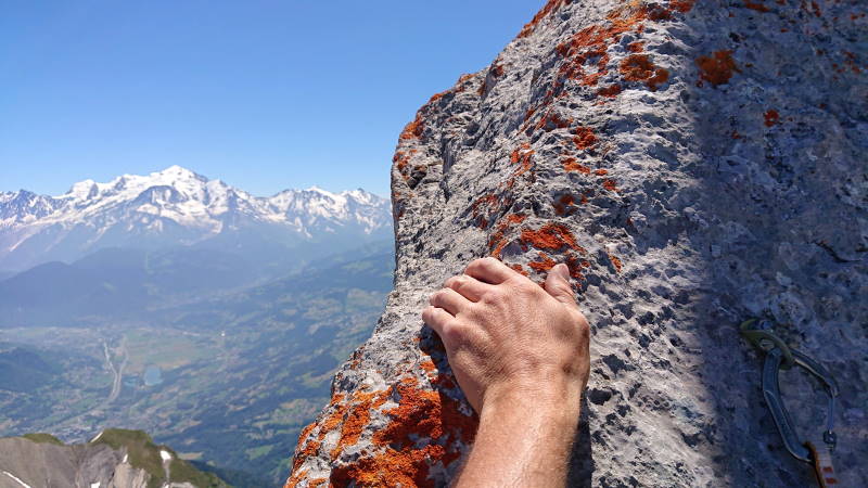 Face au Mont Blanc-grimpe pointe percée Escalade-aravis