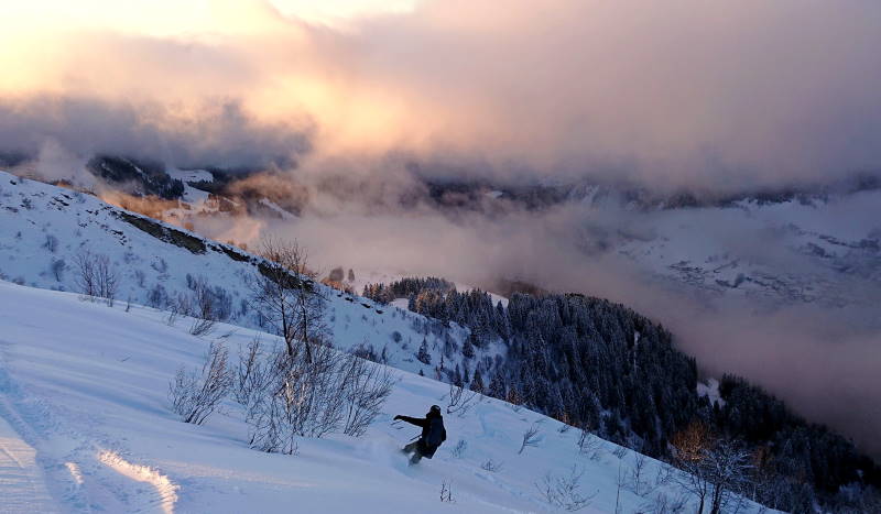 Hors-piste-la-Clusaz-snowboard